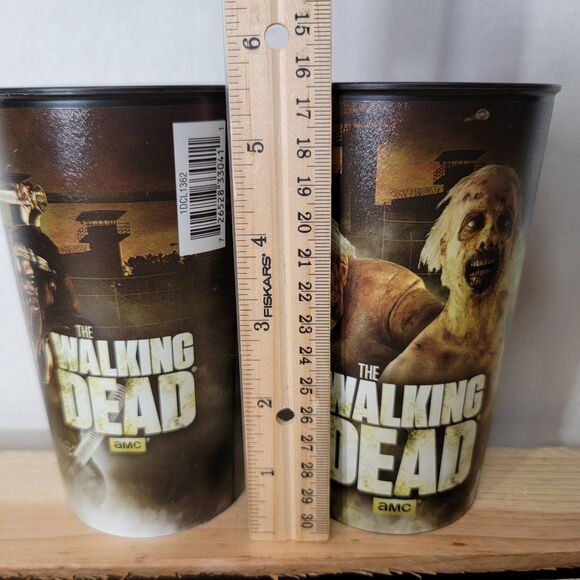 Set of 2 The Walking Dead Plastic Cups: Walkers & Heroes - Picture 7 of 7